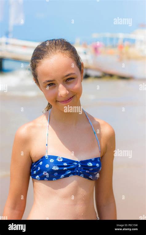 Hübsches Mädchen im Bikini am Strand lächelnd in Kamera Stockfotografie Alamy