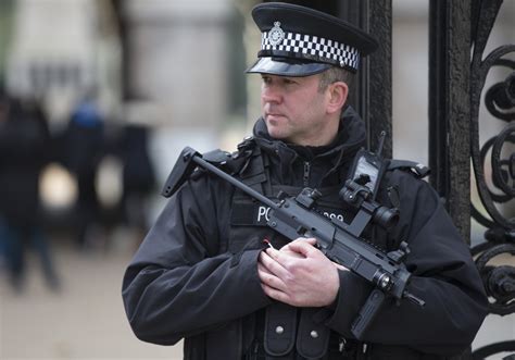 London Terror Threat 600 More Armed Police To Patrol Streets