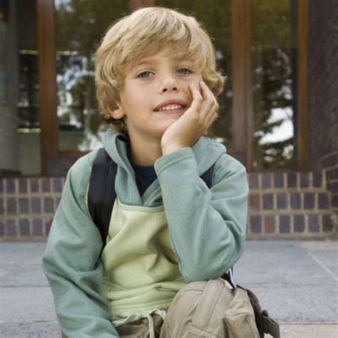 Unique et originaux pour votre fils, à la dernière mode. Un petit garçon de 4 ans attend seul devant son école ...