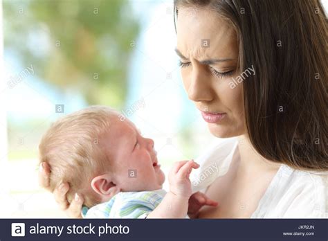 Madre Llorando Con Su Hijo Fotografías E Imágenes De Alta Resolución