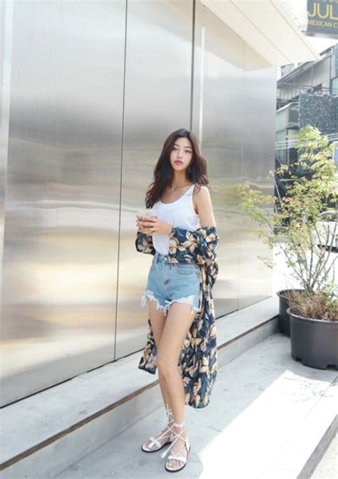 12 Style Floral Outfit Ala Cewek Korea Anggun Dalam Berbagai Gaya
