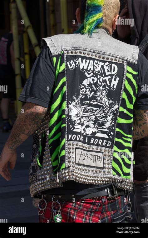 blackpool rebellion festival punk fashion die kleidung frisuren body modifikationen punk