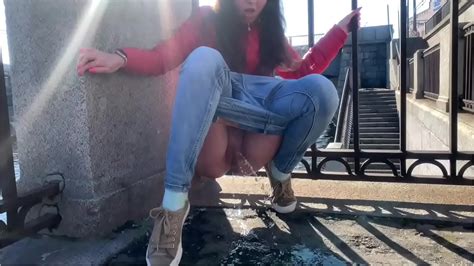 Chica Orina En Un Lugar Público Xvideos