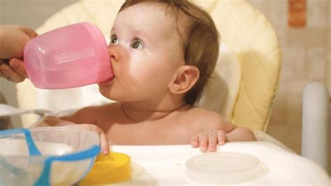 Bebeklere ne zaman su verilir Mama ile beslenen bebeğe su verilir mi