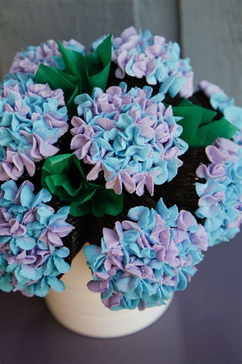 Are you looking for tips to make the perfect cupcakes? How To Make The Perfect DIY Cupcake Bouquet