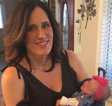 Surrogate Mother Delivers Twins And Gets The Surprise Of Her Life