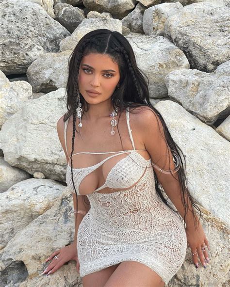 Kylie Jenner Shows Off Her Curves In These Hot And Sexy Pictures Viraljudge