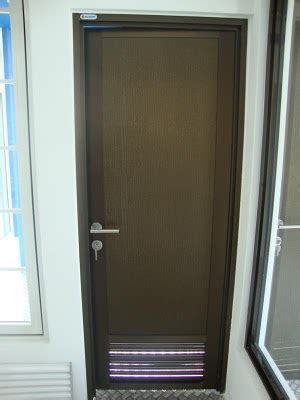 Pintu yang terbuat dari kayu solid merupakan bahan sangat kuat dan paling tahan lama. achitecture draftman: July 2012