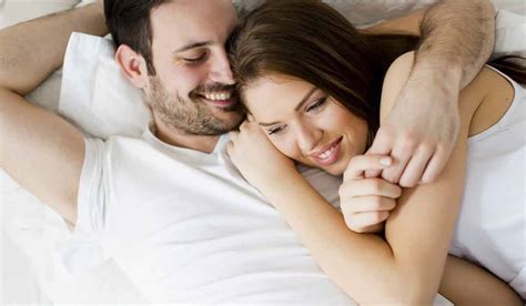 للحضن اثناء النوم سبع فوائد افضل طريقة للنوم في حضن الزوج روعة عزه