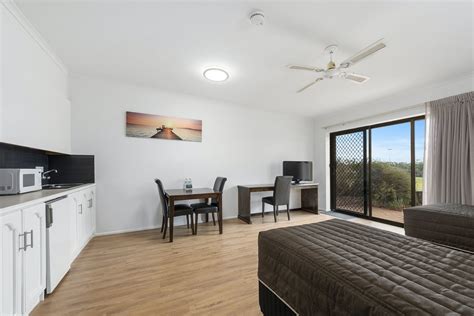 Standard One Bedroom Unit Comfort Inn And Suites Riverland