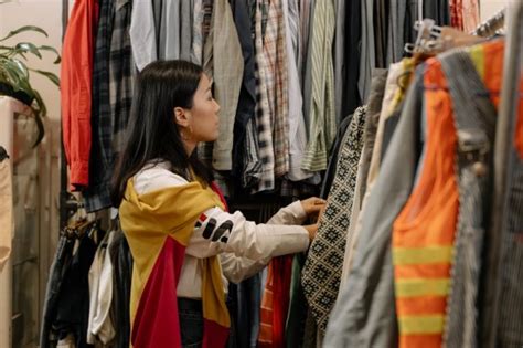 Thrift Shopping Menjadi Trend Masa Kini Berikut Rekomendasi Tempat Riset