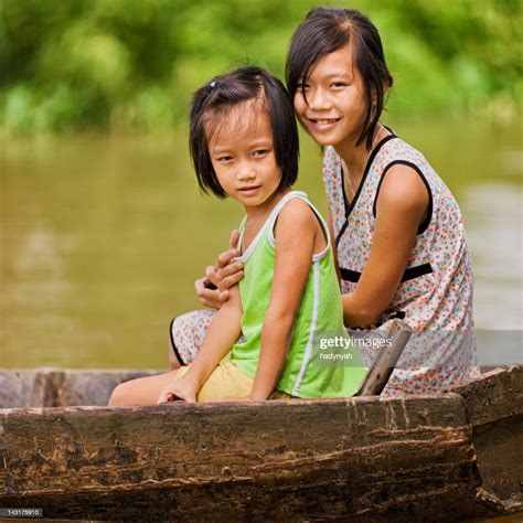 two-vietnamese-girls-on-boat-in-mekong-river-delta-vietnam-high-res