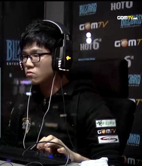 Why Pro eSports Gamers Wear Two Headphones – Get Hyped Sports