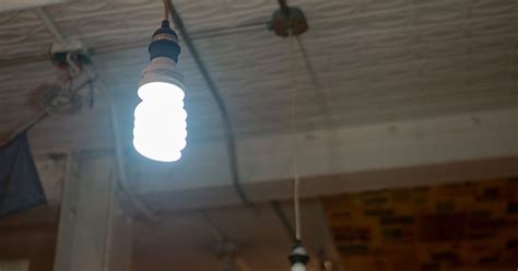 What Makes Compact Fluorescent And Fluorescent Bulbs More Energy