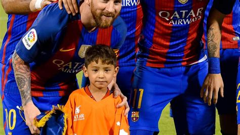 Discover everything you want to know about lionel messi: Lionel Messi und der FC Barcelona treffen kleinen Jungen ...