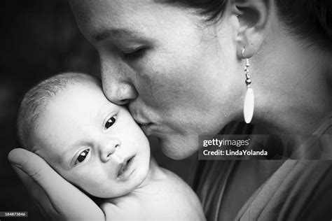 Belle Maman Embrasser Nouveauné Photo Getty Images