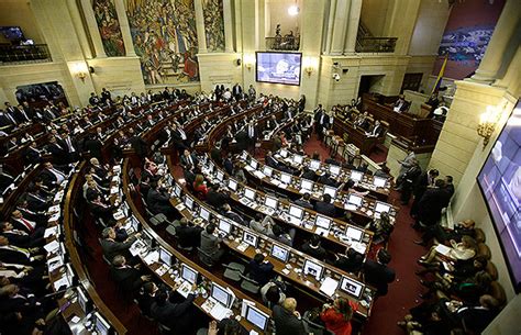 Há mais dois relvados que só podem ter nacional. Puja por la Asamblea Nacional Constituyente ...