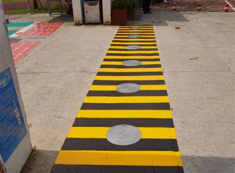 What Is The Meaning Of Black And Yellow Markings On Road Traffic Lines