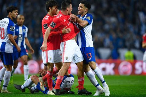 A rivalidade entre o fc porto e o benfica é um confronto que envolve os dois clubes portugueses com melhor historial de títulos a nível nacional e internacional, no que diz respeito ao futebol: Porto vs Benfica Preview, Tips and Odds - Sportingpedia ...