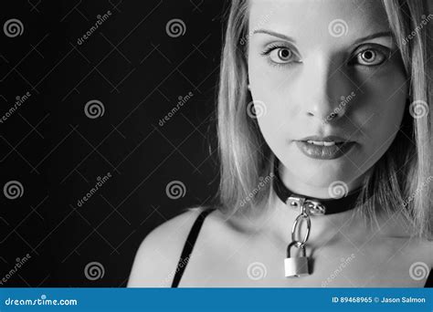 Imagen Blanco Y Negro De La Mujer En Ropa Interior Imagen De Archivo Imagen De Castigo Adulto