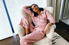 gadot gaya leaked gara kritik tuai sederhana cuitan aktris kontroversial israel tampil mempesona sleepwear celebmafia scandalplanet