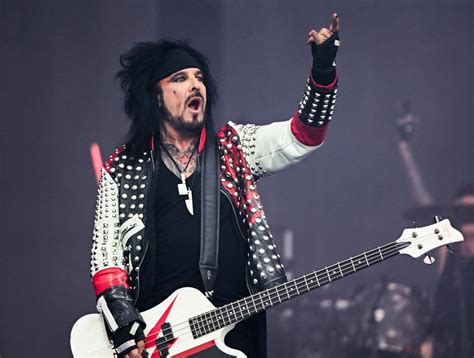 Nikki Sixx Reportedly Didnt Play Bass On Early Motley Crue Lps