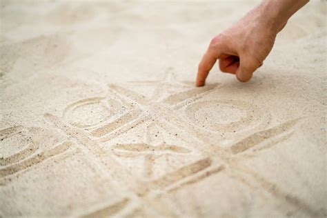 Disegnare A Mano Le Dita Di Un Tac Che Giocano Sulla Sabbia Nella Spiaggia D Estate Immagine