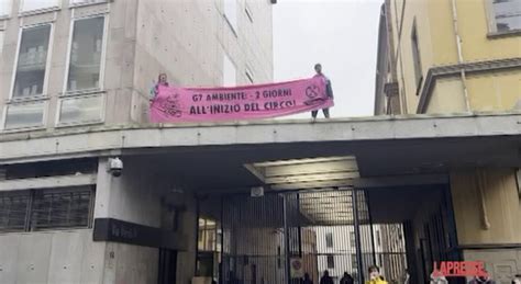 G7 Blitz Attivisti Extinction Rebellion Davanti A Sede Rai Di Torino