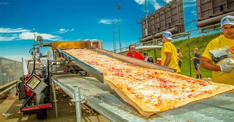 America Now Holds The Record For The Worlds Longest Pizza