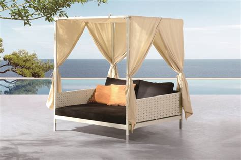 That is why star hotels use these types of outdoor daybeds to but, finding the best outdoor round daybed with canopy is not an easy task. Taco Modern Outdoor Double Chaise Lounge Daybed With ...