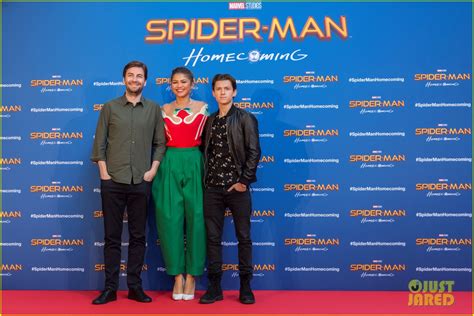 tom holland and zendaya laugh at spider man director at barcelona photo call photo 1094717