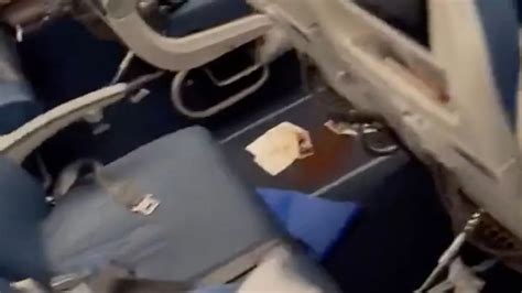 Delta Plane Needed Five Hour Clean Up After Diarrhoea Horror Left Passengers Disgusted Mirror