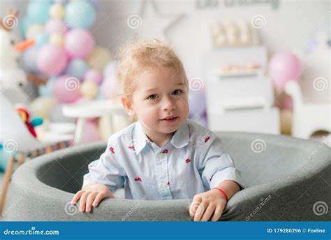 Schattig Jongetje Met Blond Haar Op Zijn Verjaardag Op Een Kinderfeestje Met Ballonnen En