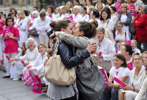 PHOTO Le Baiser De Marseille La Photo De Deux Femmes S Embrassant