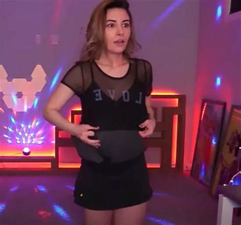 Twitch Gamer Alinity Flashes Boob During Live Stream In Awkward Wardrobe Gaffe