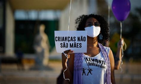 Grupo De Defesa Dos Direitos Das Mulheres Protesta Em Frente Ao Stf Em Brasília Contra A