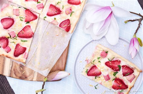 Rhabarber crumble rhabarber ist ein muss im frühling! Erdbeer-Rhabarber-Flammkuchen - Schnelles Rezept ...