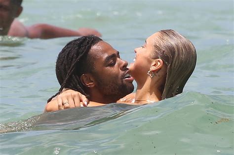 d angelo russell girlfriend laura ivaniukas cozy up on the beach