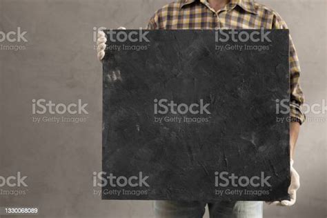 Foto De Homem Trabalhador Segurando Azulejo Perto Da Parede Textura De