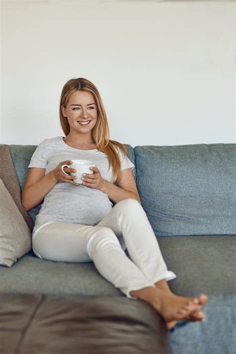 Pretty Barefoot Young Pregnant Woman Relaxing On A Couch Stockfoto Bild Von Konzept Zuhause