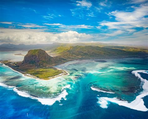 The Story Behind Mauritius Underwater Waterfall Illusion