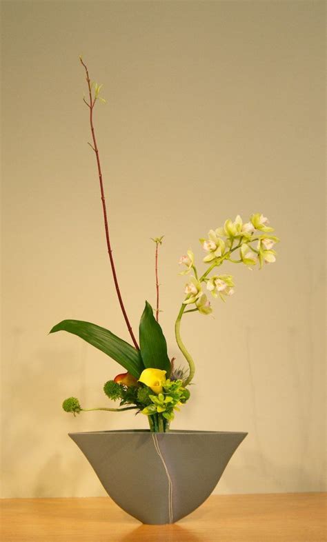 But more than 90% percent of all funerals in japan are organized according to buddhism. Japanese-style flower arrangement | Ikebana flower ...