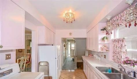 Old houses can be hard to sell, especially if they haven't been taken care of. Une vieille femme de 96 ans vend sa maison et quand les ...