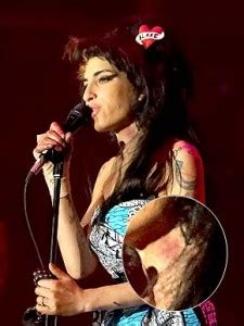 Amy Winehouse está Morta Fotos da Carreira Antes e Depois da Cantora