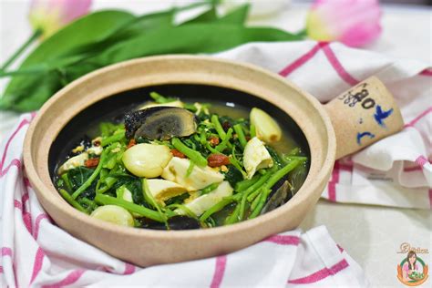 The ingredients for this chinese spinach soup are all simple and humble and yet when combined together, they produce a very flavorful and comforting. Trio egg spinach 3 - Delishar | Singapore Cooking, Recipe, and Food Blog