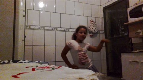 Menina de 9 anos dançado YouTube