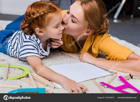 Madre Besando A Su Hija En La Mejilla Fotografía De Stock