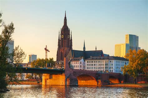 フランクフルト (オーダー) (frankfurt (oder)) は、ドイツ連邦共和国ブランデンブルク州の都市である。1999年1月1日より郡独立市として、行政上は郡と同格の地位を持つ。人口は約58,000人。ポーランドとの国境、オーダー川に面する。 フランクフルトの大聖堂の観光情報（歴史・料金・行き方 ...