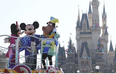 Anniversaire De Mickey Une File Dattente De Onze Heures à Disneyland