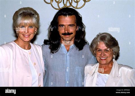 Marzo 28 2006 Linda Evans Y Yanni 1993lindaevansretro Imapress